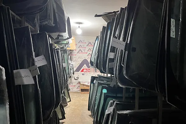 شیشه جلو کیا کارنیوال