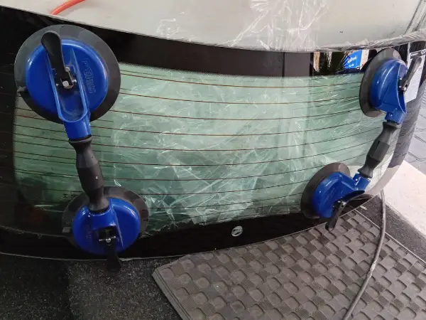 شیشه عقب تیگو 8 نصب در محل