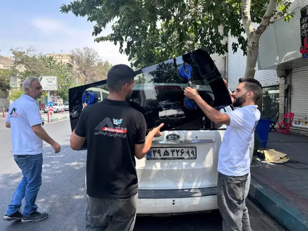 تعویض شیشه عقب کارنیوال