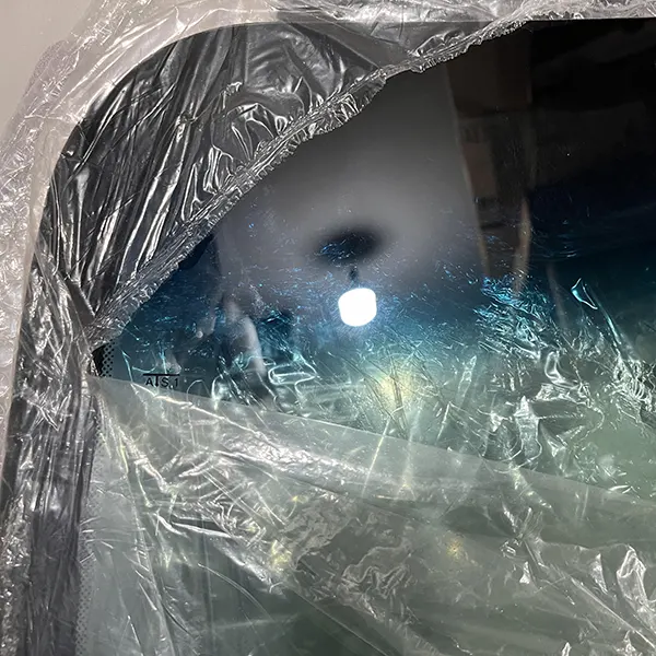 شیشه جلو کیا کارنیوال3