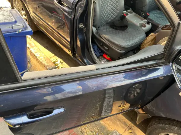 قیمت شیشه بغل کیا کارنیوال