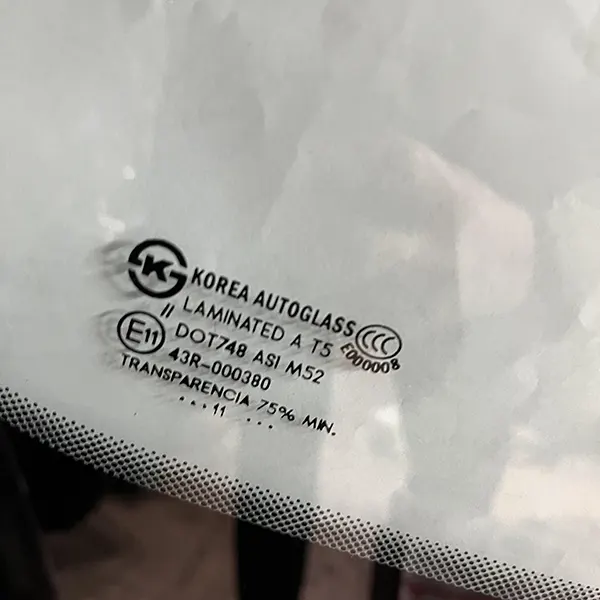 مارک شیشه جلو کیا کارنیوال