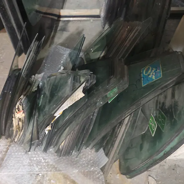 قیمت شیشه لچکی کیا ریو