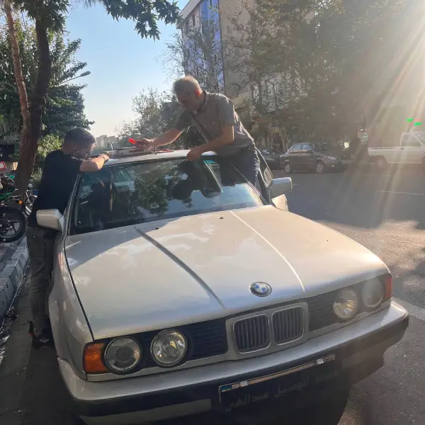 شیشه جلو بی ام و e34 نصب