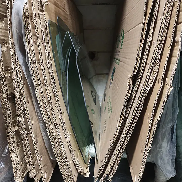 شیشه بغل نیسان شوکا