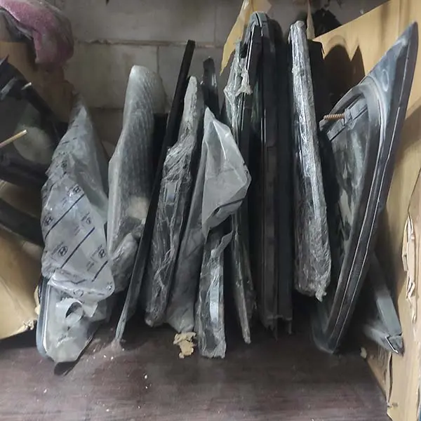 شیشه لچکی ساندرو