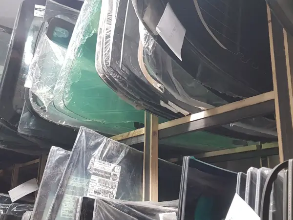 خرید شیشه عقب بنز E200