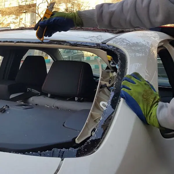 تعویض شیشه عقب تویوتا لوین