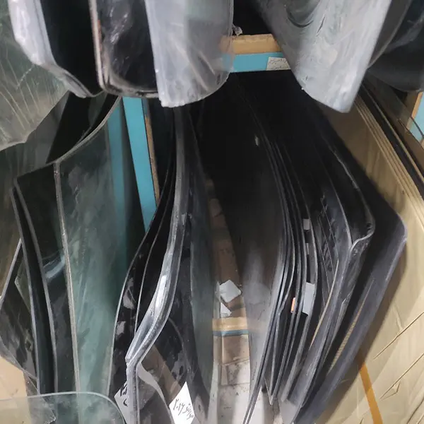 شیشه عقب مزدا 3 مدل 2025