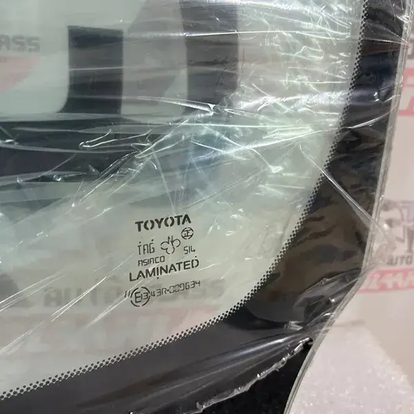 نصب شیشه جلو تویوتا کرولا 2014 (1)