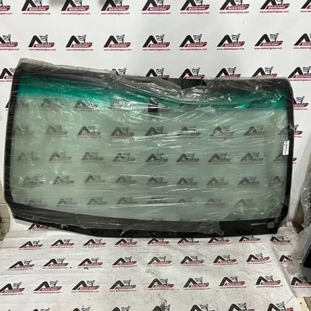 شیشه جلو هایلوکس 2016